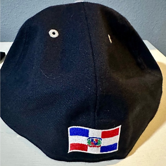 MLB Yankees hat with the Dominican flag. - Picture 3 of 4